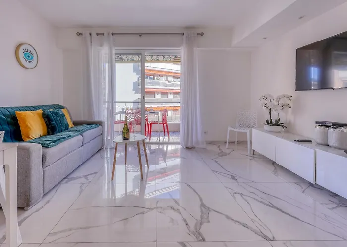 Cannes Le Versailles Standing Presta